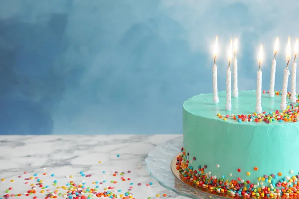 Pastel Cumpleaños Delicioso Fresco Con Velas Mesa Sobre Fondo Color —  Fotos de Stock