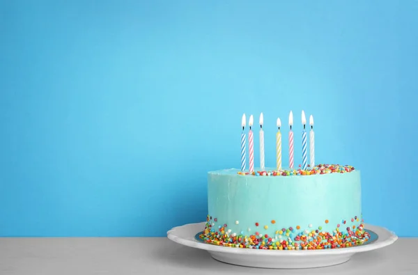 Pastel Cumpleaños Delicioso Fresco Con Velas Mesa Sobre Fondo Color — Foto de Stock