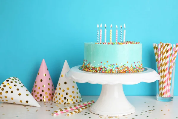 Bolo Delicioso Fresco Tampas Aniversário Mesa Contra Fundo Cor Espaço — Fotografia de Stock