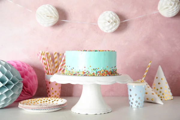 Stand Con Deliciosos Pasteles Frescos Decoraciones Cumpleaños Mesa — Foto de Stock
