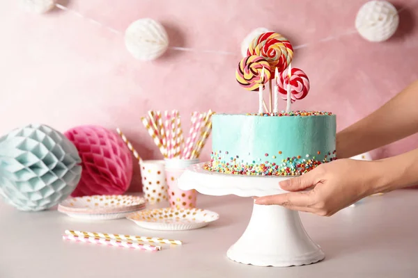 Frau Die Ständer Mit Frischen Leckeren Kuchen Vor Farbigem Hintergrund — Stockfoto