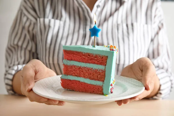 Mujer Sosteniendo Pastel Cumpleaños Delicioso Fresco Con Vela Primer Plano —  Fotos de Stock