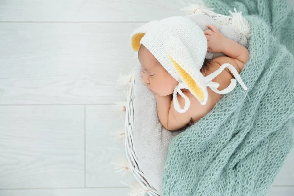 Очаровательный Новорожденный Ребенок Шляпе Кроличьих Ушей Вид Сверху Пространство Текста — стоковое фото