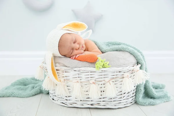 Adorable Niño Recién Nacido Con Sombrero Orejas Conejo Nido Bebé —  Fotos de Stock