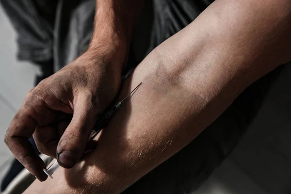 Viciado Drogas Sexo Masculino Fazendo Injeção Foco Nas Mãos — Fotografia de Stock