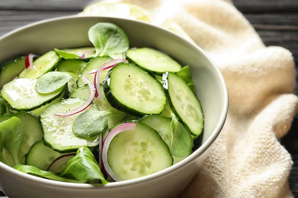 Heerlijke Komkommer Salade Met Spinazie Kom Tafel Close — Stockfoto