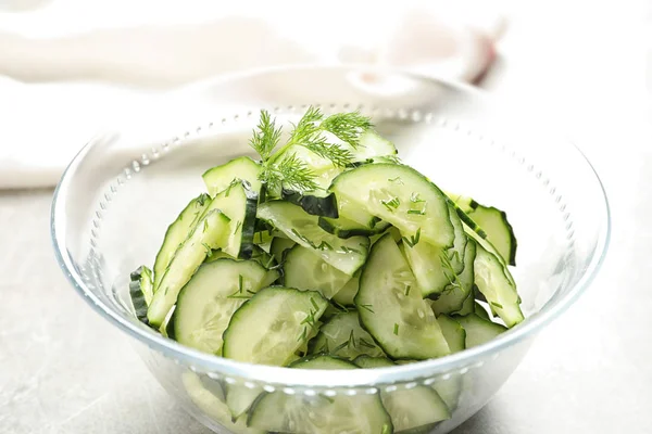 Heerlijke Komkommer Salade Met Dille Kom Tafel Close — Stockfoto
