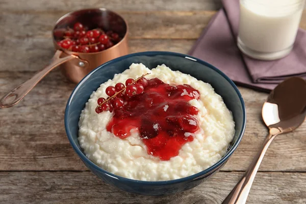 Krémová Rýže Pudink Červeným Rybízem Jam Misce Podávané Dřevěný Stůl — Stock fotografie