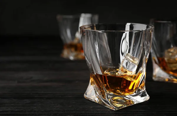 Whisky Doré Verre Avec Glaçons Sur Table Bois Espace Pour — Photo