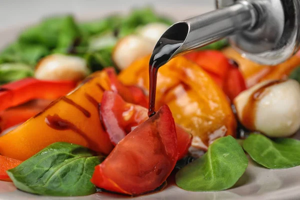 Lití Balzamikového Octa Zeleninový Salát Closeup — Stock fotografie