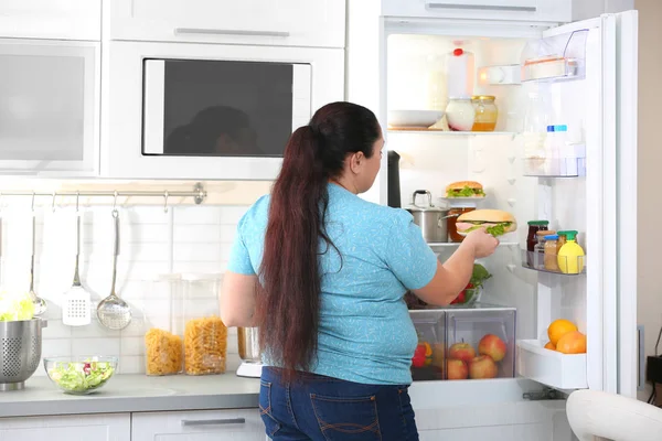 Mulher Com Excesso Peso Tomando Sanduíche Geladeira Cozinha Dieta Falhada — Fotografia de Stock