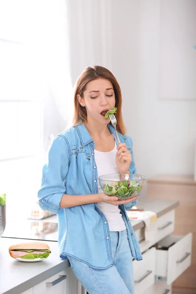 Emotionele Jonge Vrouw Salade Plaats Van Een Boterham Eten Keuken — Stockfoto