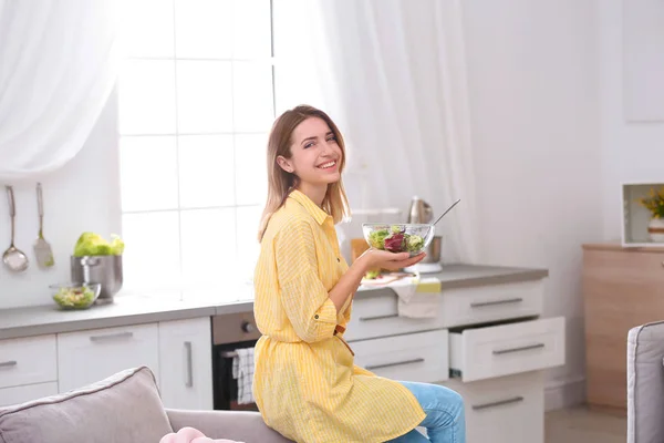 Jovem Feliz Comendo Salada Cozinha Dieta Saudável — Fotografia de Stock