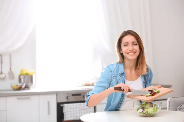 Mujer Joven Feliz Preparando Ensalada Cocina Espacio Para Texto Dieta — Foto de Stock