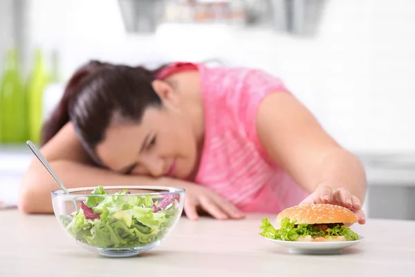 Salad Burger Blurred Overweight Woman Background Healthy Diet — Stock Photo, Image