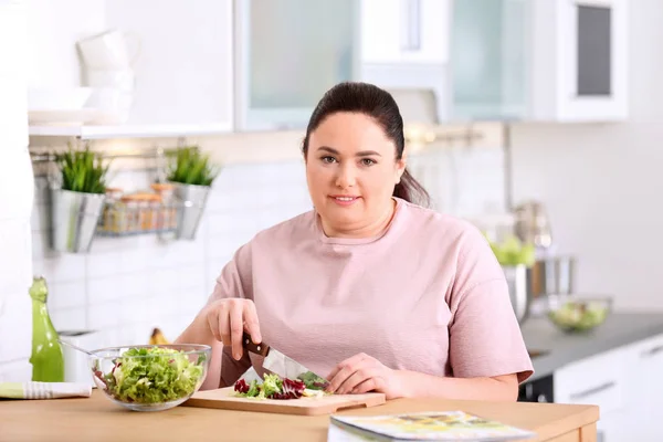 Толстая Женщина Готовит Салат Кухне Здоровое Питание — стоковое фото