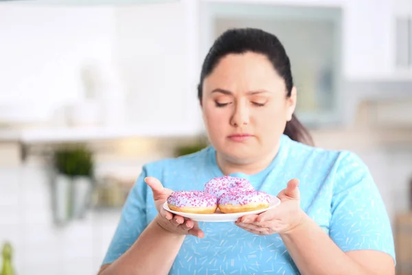 Traurige Übergewichtige Frau Mit Donuts Der Küche Gescheiterte Diät — Stockfoto