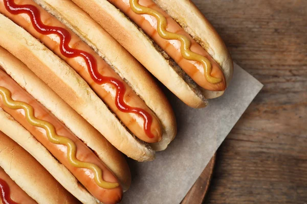 Smakelijke Hotdogs Houten Tafel Bovenaanzicht — Stockfoto