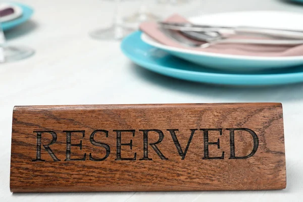 Table Avec Panneau Réservé Dans Restaurant — Photo