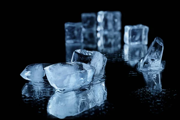 Siyah Ayna Yüzeyinde Buz Küpleri Metin Için Yer — Stok fotoğraf
