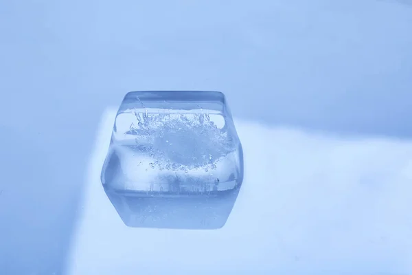 Cubo Gelo Superfície Espelho Cor Espaço Para Texto — Fotografia de Stock