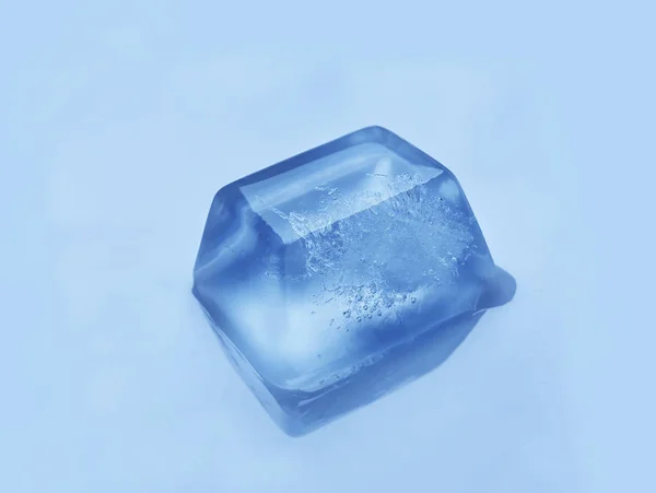 Transparentní Ice Cube Barvu Zrcadlový Povrch — Stock fotografie