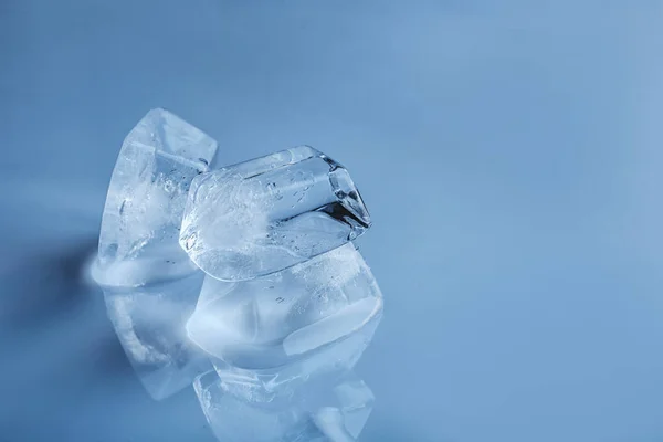 Renk Ayna Yüzeyinde Buz Küpleri Metin Için Yer — Stok fotoğraf