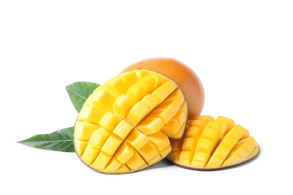 Frische Saftige Mango Und Blätter Isoliert Auf Weiß — Stockfoto