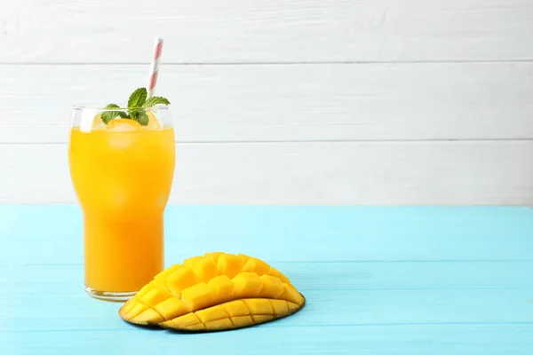 Čerstvé Mango Drink Nakrájené Ovoce Modré Dřevěný Stůl Prostor Pro — Stock fotografie