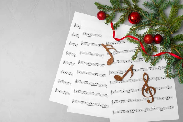 クリスマスの装飾 音楽シート 木製ノート灰色の背景上のテキストのためのスペースとフラット レイアウト構成 — ストック写真