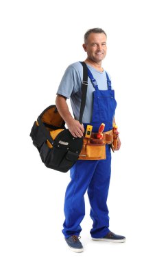 Elektrikçi beyaz arka plan üzerinde üniforması araçları ile