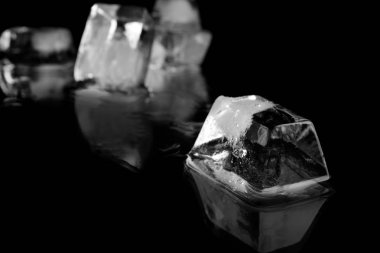 Ice Cube siyah ayna yüzeyi. Metin için yer