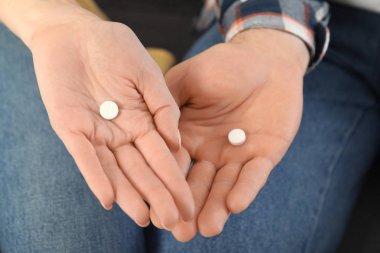 Adam ve hap, closeup görünümü tutan kadın