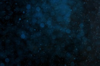 Glitter koyu arka plan üzerinde renkli. Bokeh etkisi
