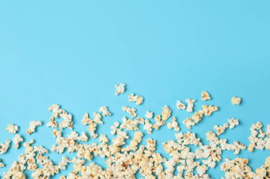 Lezzetli patlamış mısır ve renk arka plan üzerinde metin için yer düz yatıyordu kompozisyonu