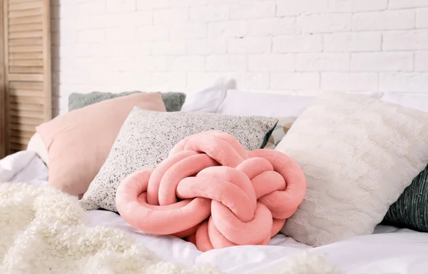 Verschiedene Kissen Auf Dem Bett Zimmer Idee Für Inneneinrichtung Mit — Stockfoto