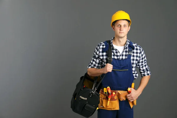 Electricista Con Herramientas Con Uniforme Sobre Fondo Gris Espacio Para —  Fotos de Stock