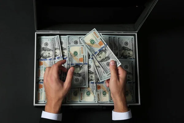 Επιχειρηματίας Μετρώντας Χρήματα Πάνω Βαλίτσα Σκούρο Φόντο Top View — Φωτογραφία Αρχείου