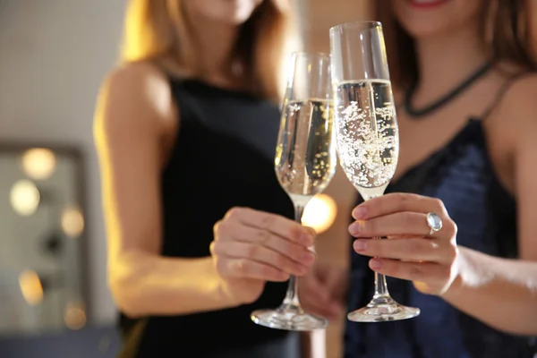 Freunde Klirren Bei Party Drinnen Mit Champagner Nahaufnahme — Stockfoto