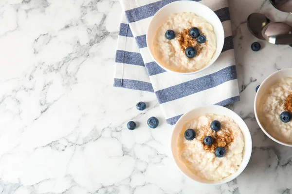 Pouding Riz Crémeux Cannelle Aux Bleuets Dans Des Bols Servis — Photo