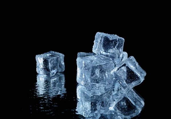 Cubos Hielo Transparentes Superficie Del Espejo Negro —  Fotos de Stock