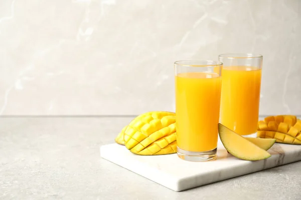 Bebida Fresca Mango Frutas Cortadas Mesa Espacio Para Texto — Foto de Stock