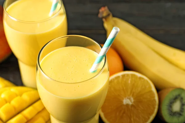 Bebida Tropical Saborosa Com Manga Frutas Frescas Mesa Close — Fotografia de Stock