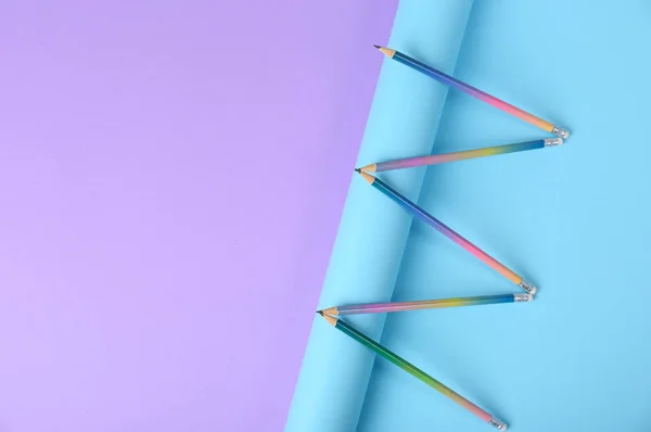 Komposition Mit Bleistiften Und Rollpapier Auf Farbigem Hintergrund Blick Von — Stockfoto