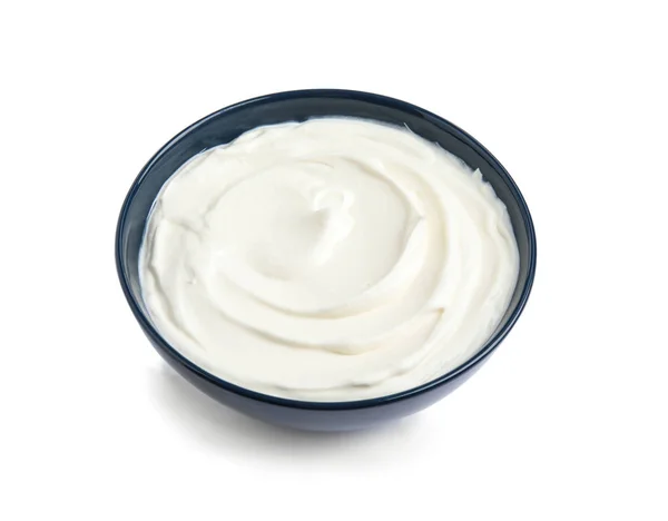 碗与被隔绝的新鲜酸奶油在白色 — 图库照片