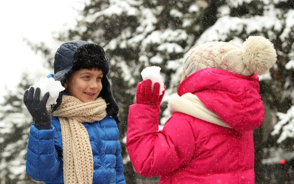 Bambini Piccoli Che Giocano Con Neve All Aperto Nella Giornata — Foto Stock