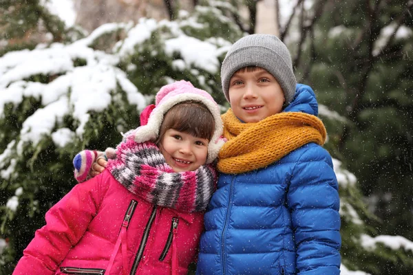 Ευτυχισμένα Παιδιά Κοντά Στο Δέντρο Έλατου Καλυμμένα Χιόνι Χειμερινή Ημέρα — Φωτογραφία Αρχείου