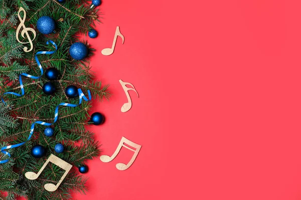 モミの木 クリスマスの装飾 背景色の木製音符フラット横たわっていた成分 テキストのためのスペース — ストック写真