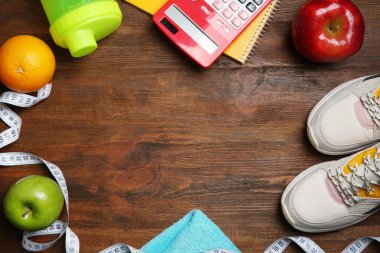 Spor ayakkabı, sağlıklı gıda, hesap makinesi ve ahşap arka plan üzerinde metin için yer düz yatıyordu kompozisyonu. Kilo kaybı kavramı