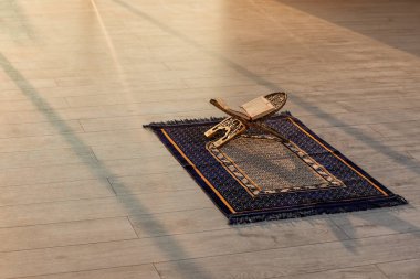 Müslüman dua mat kapalı açık Kur'an ile Rehal. Metin için yer